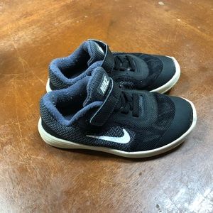 Black revolution 3 toddler Nike tennis shoes
